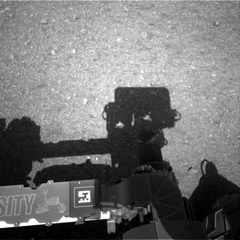 L&#039;ombre de Curiosity sur le sol martien